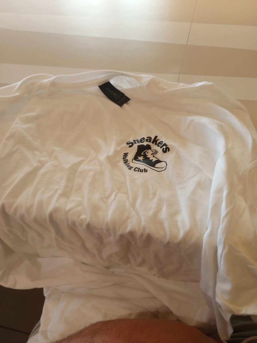Gildan Sneakers Walking Club White T-Shirt