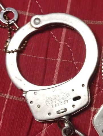 Smith & Wesson M-100 Handcuffs - photo 4