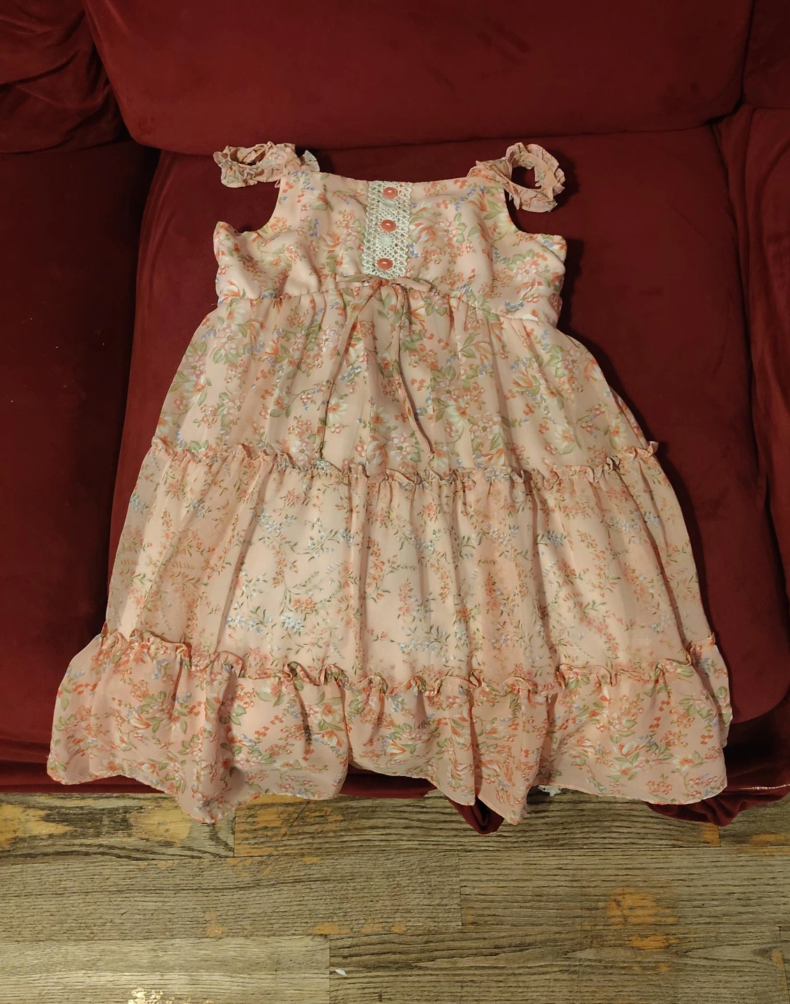 Vestido de niña con estampado floral y volantes