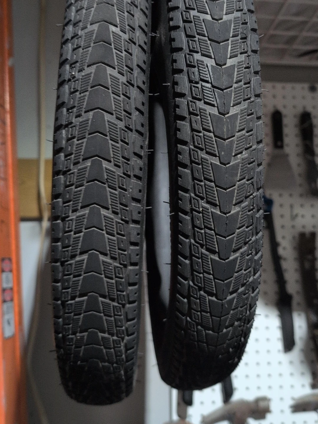 A set of 20x3 fat tires plus 4 tire tubes