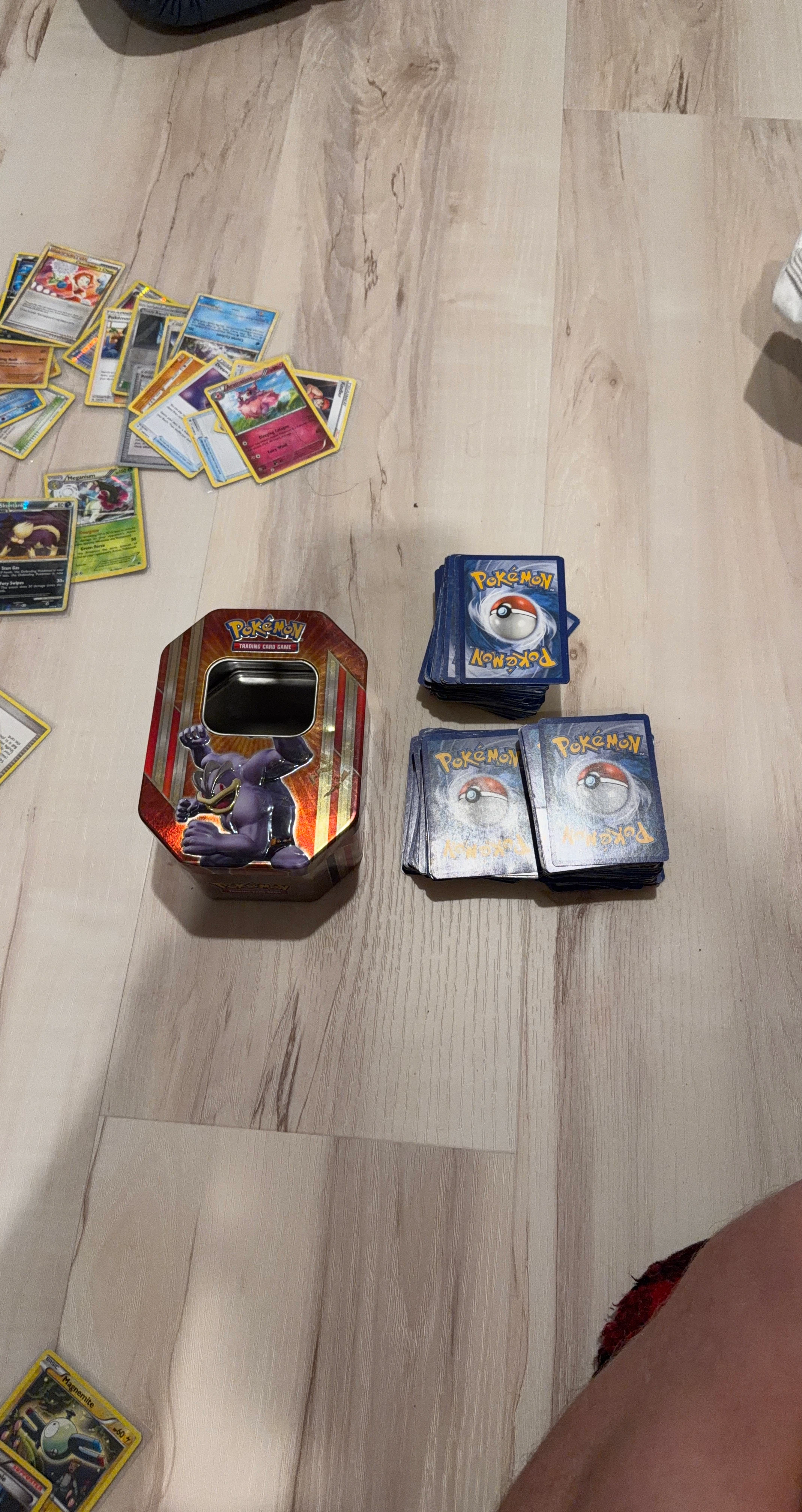 Pokémon Trading Card Collection in Tin