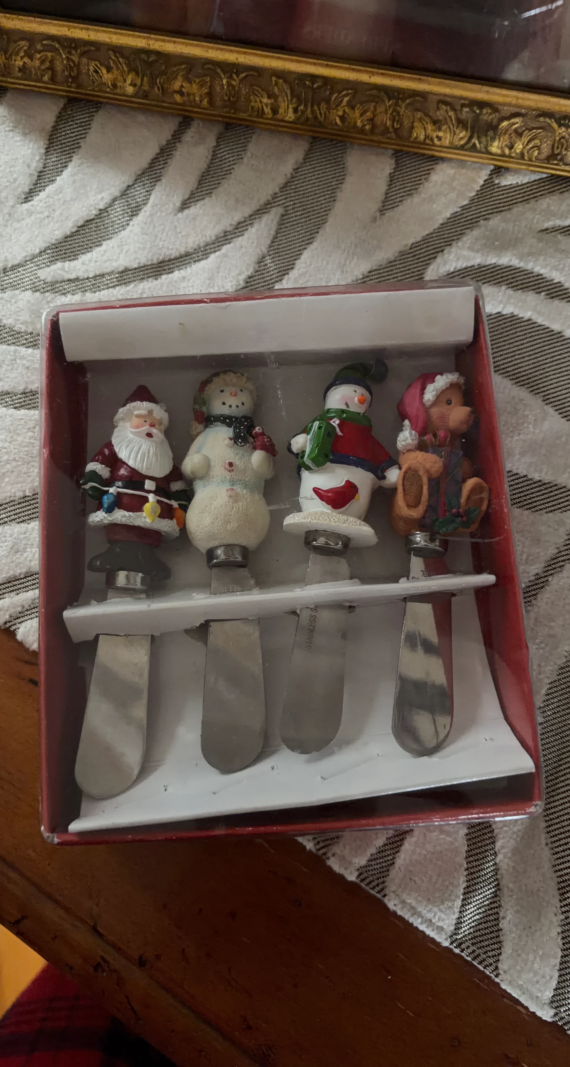 Set of 4 Christmas Themed Spreader Knives