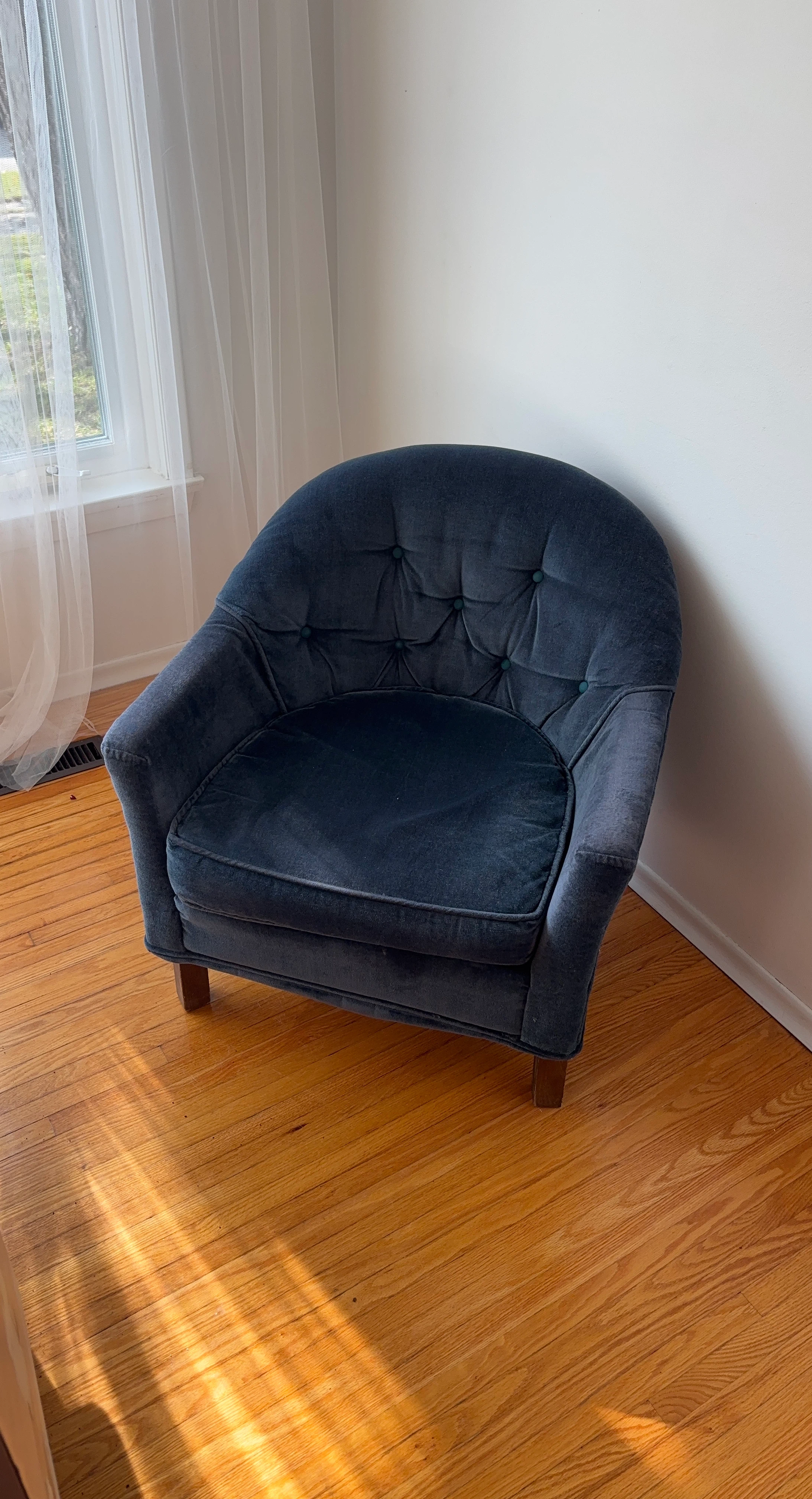 Dark blue velvet tufted accent chair