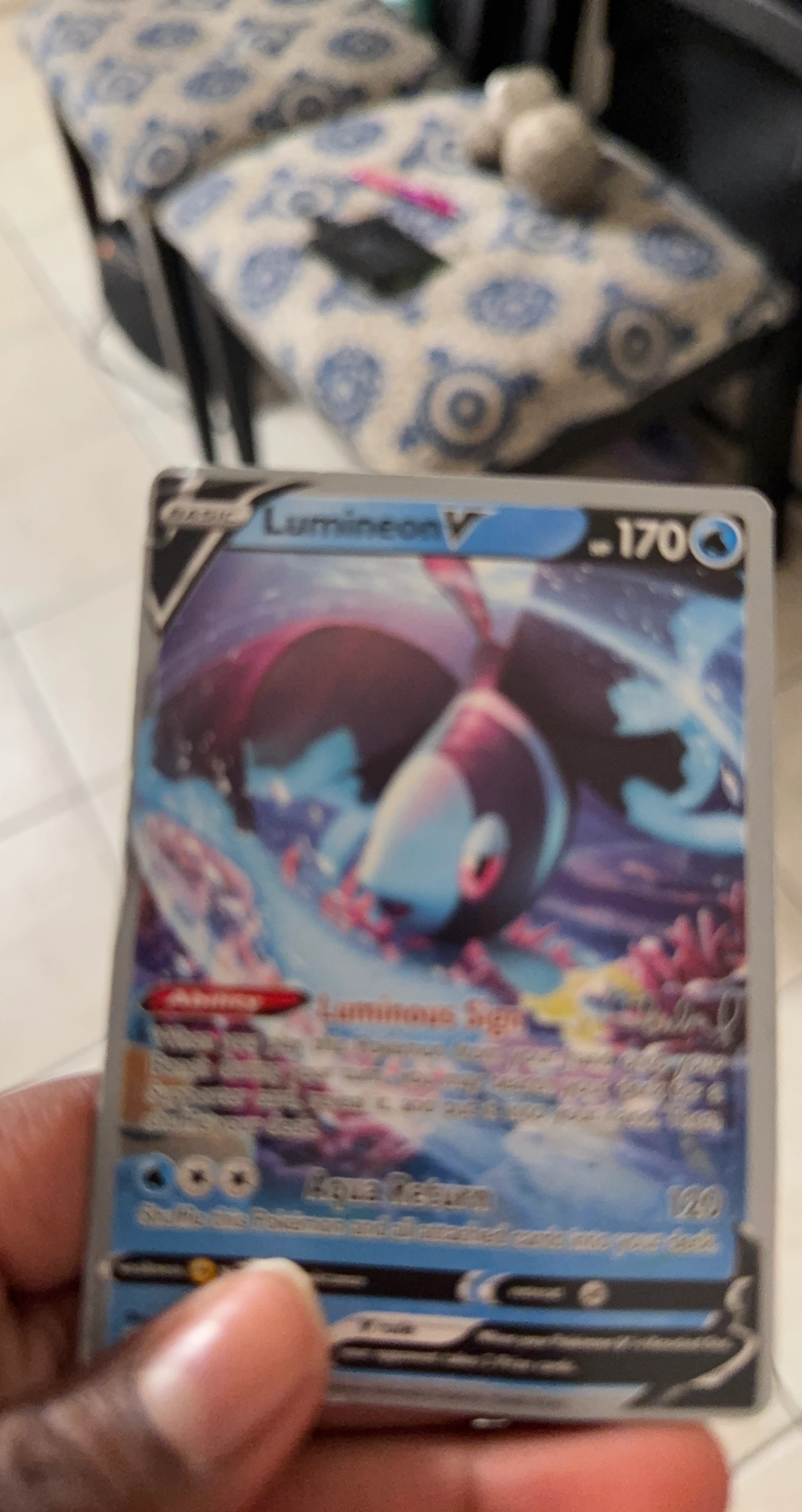 Lumineon V Pokémon Trading Card