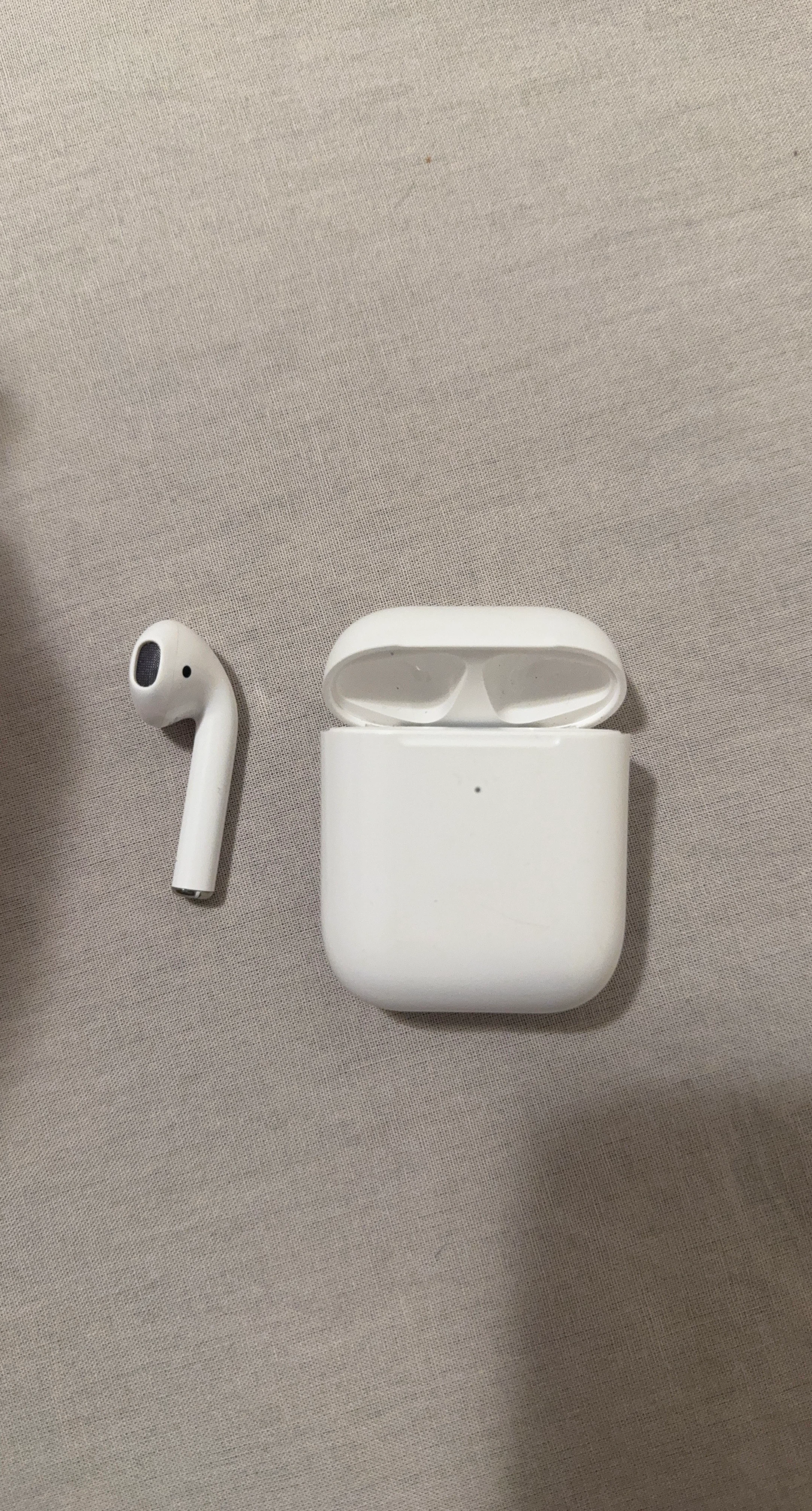 Apple AirPods Charging Case and Single Earbud