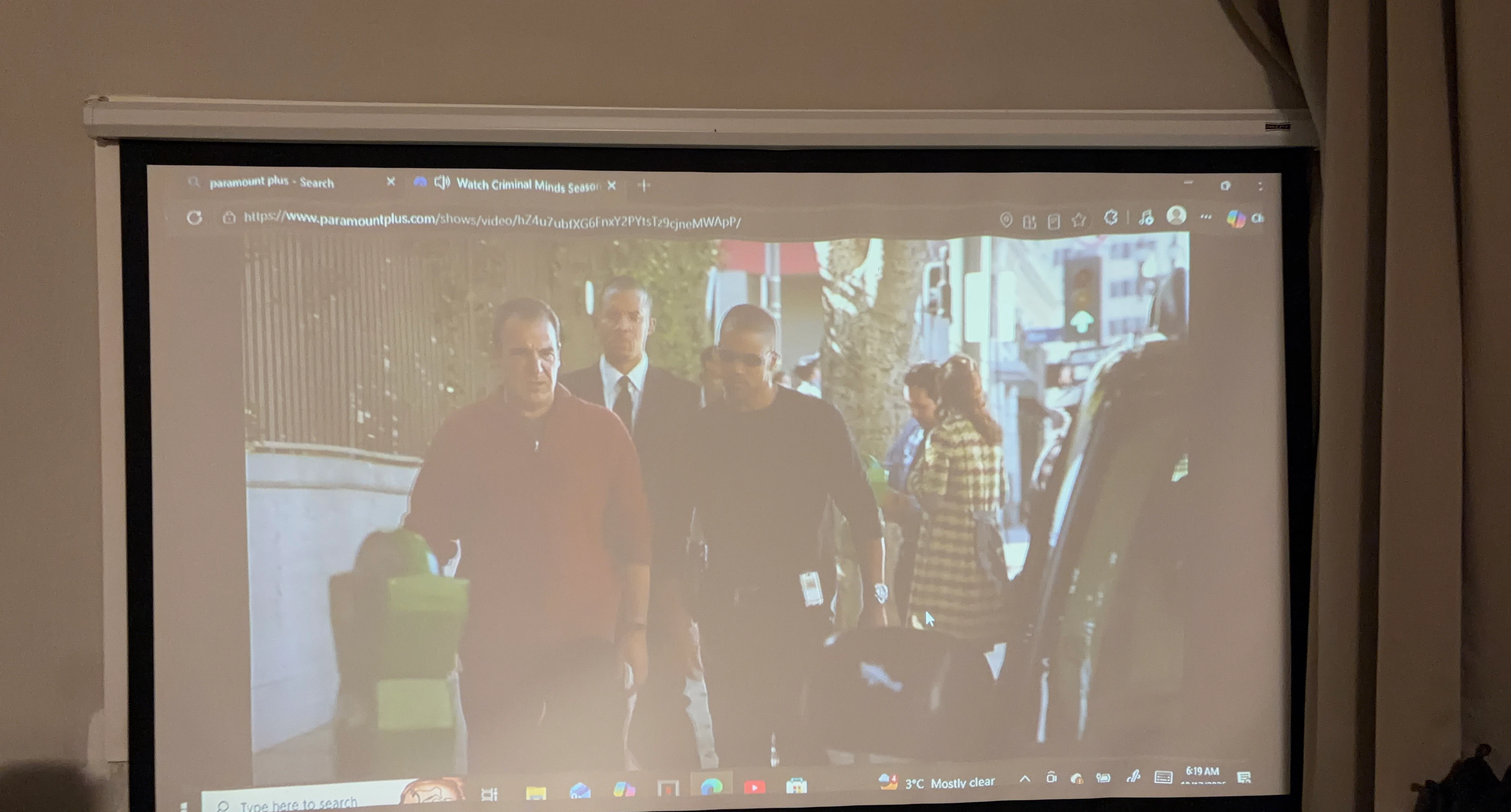Pull-Down Projector Screen