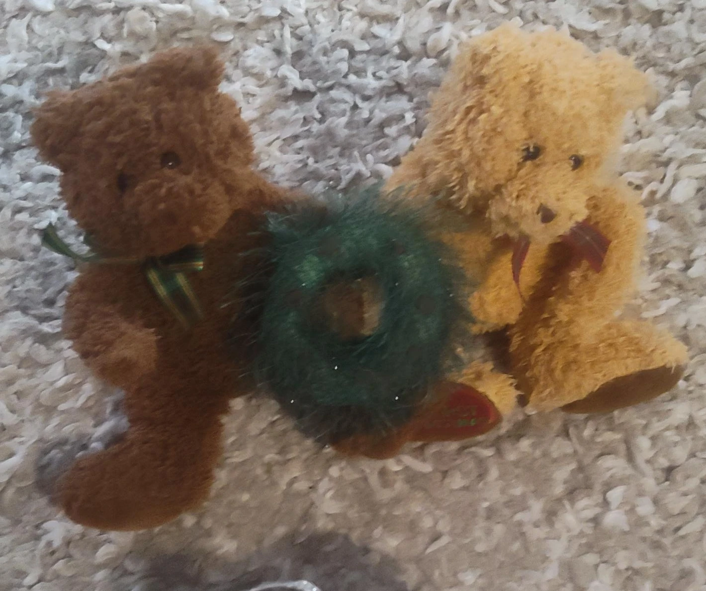 Two plush teddy bears with wreath