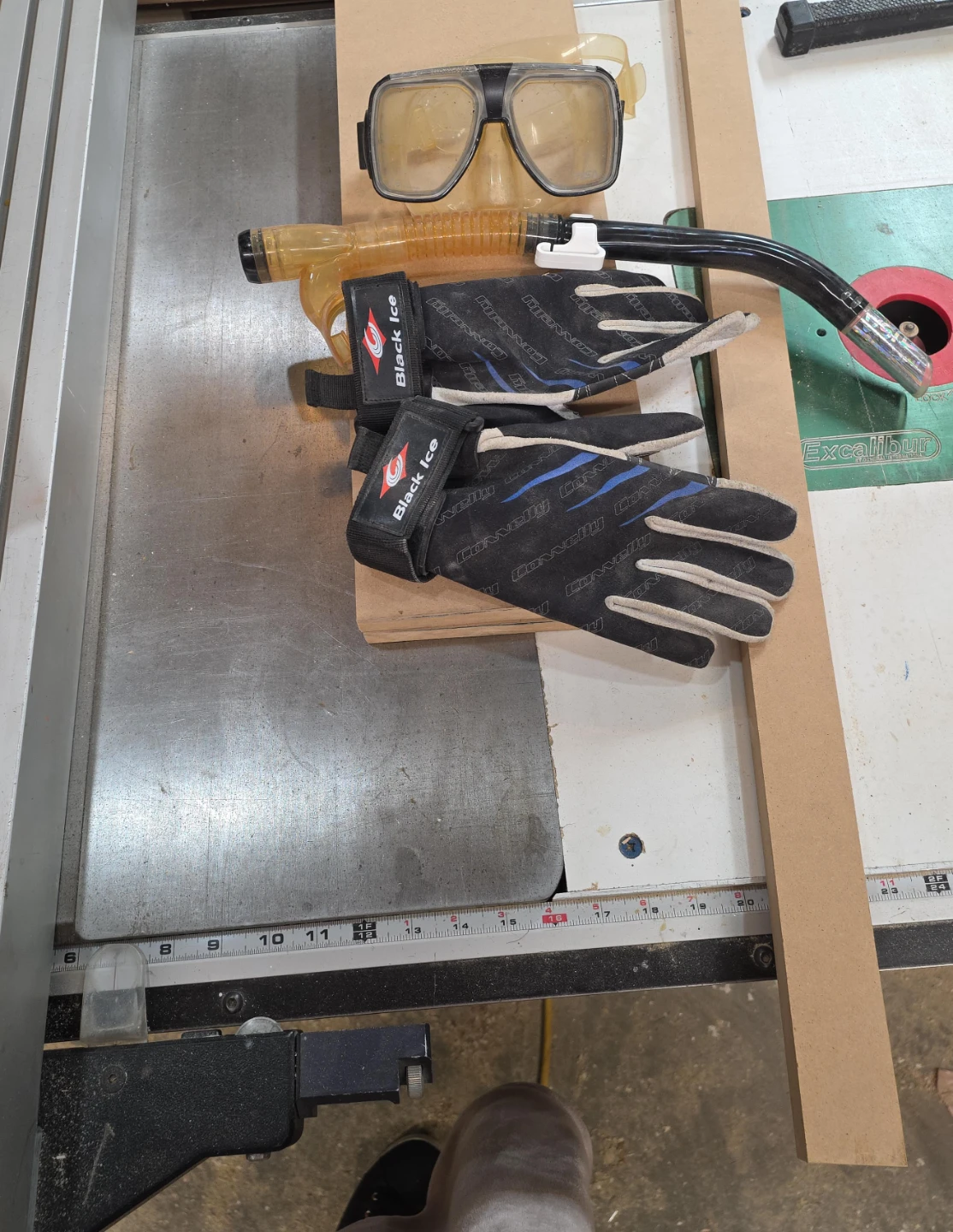 Connelly Black Ice Gloves with Mask and Snorkel