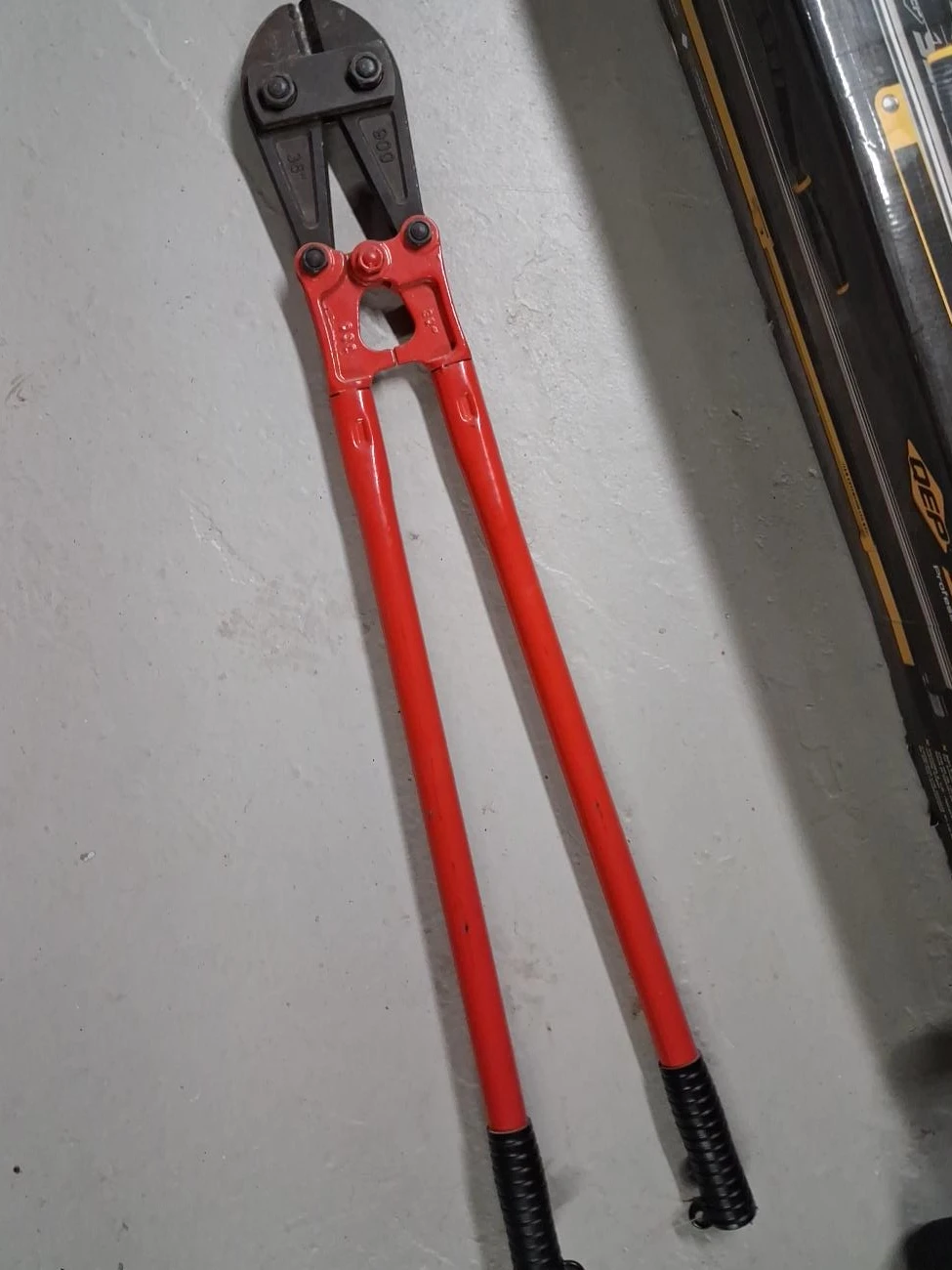 36-inch Heavy Duty Bolt Cutters