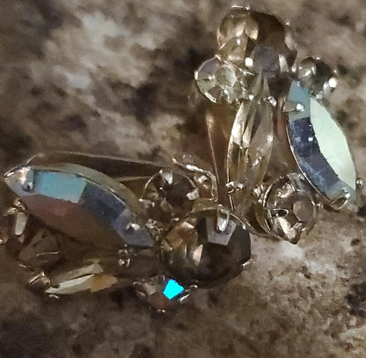 Vintage Gold-Tone Rhinestone Clip-On Earrings - photo 2
