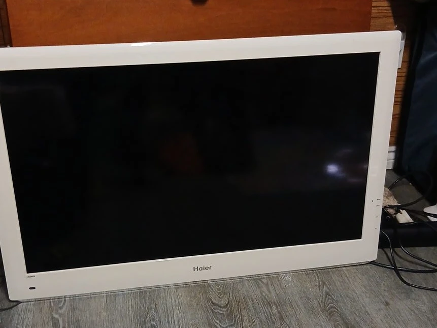 Haier white television LED - photo 3