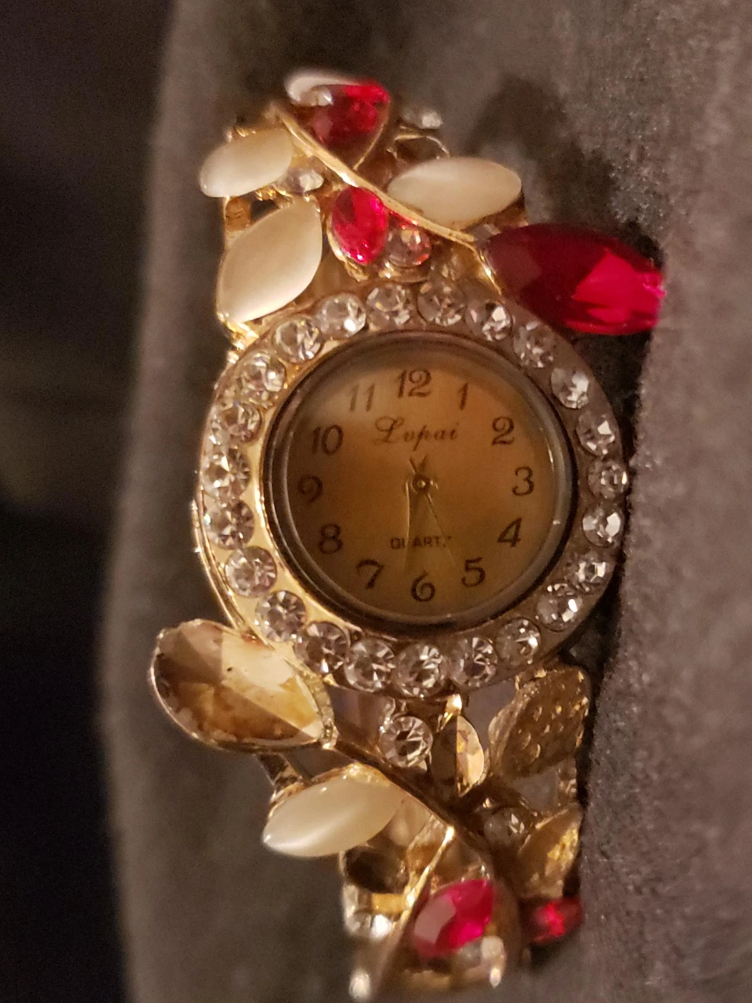 Lupai Quartz Analog Women's Wristwatch