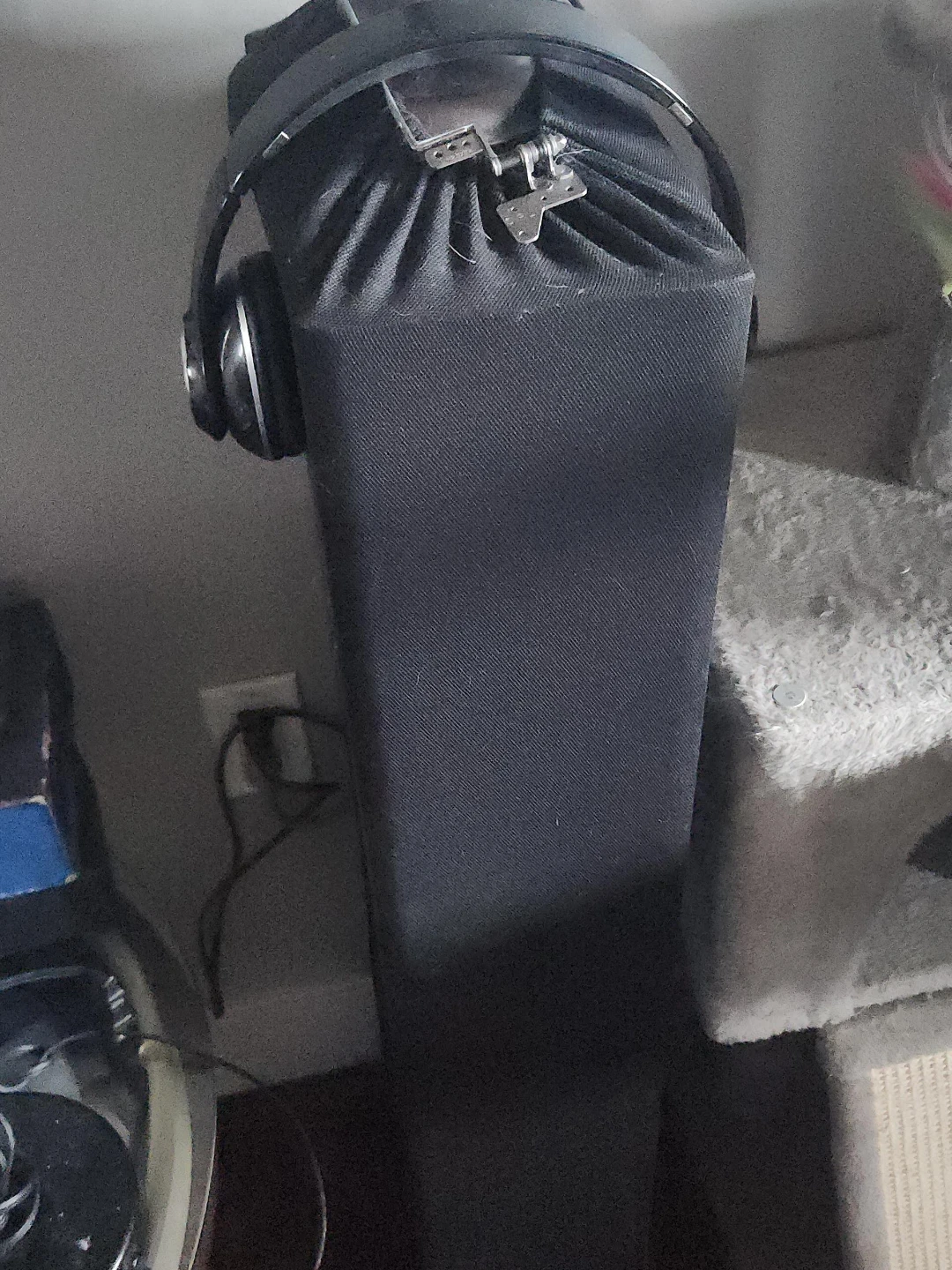 Black tower speaker