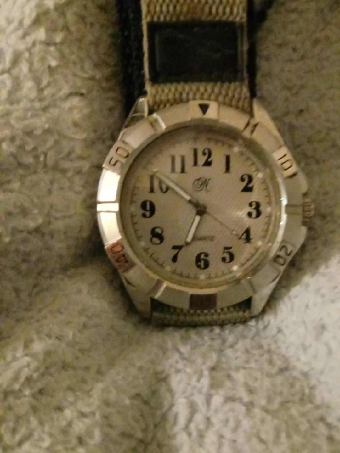 H Quartz analog watch