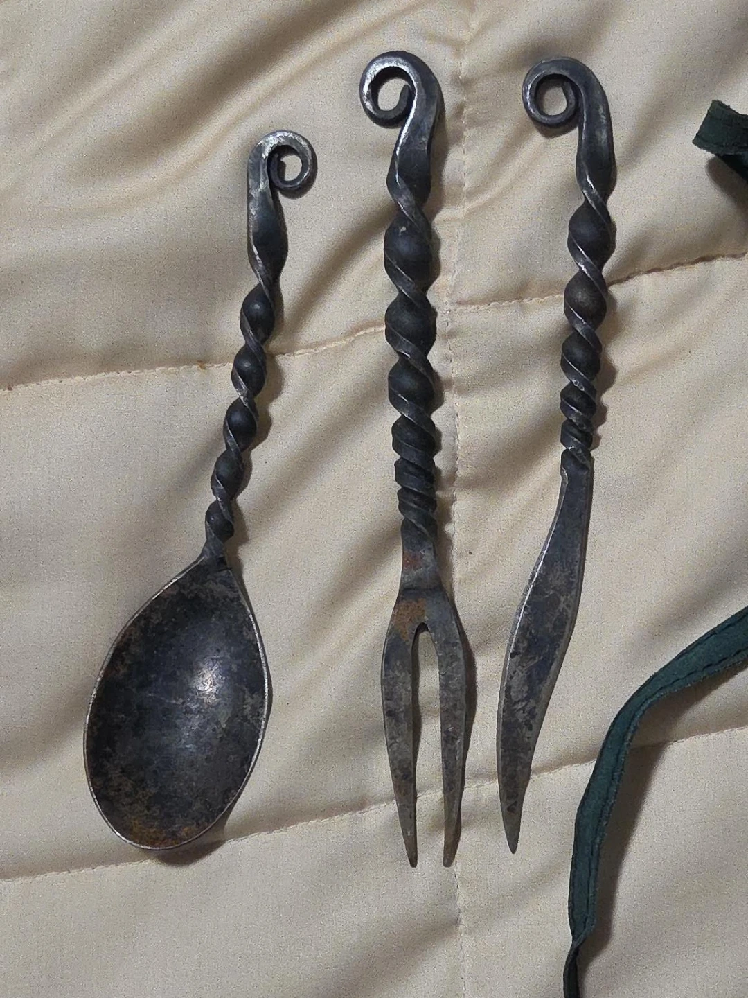 Hand-forged cutlery set