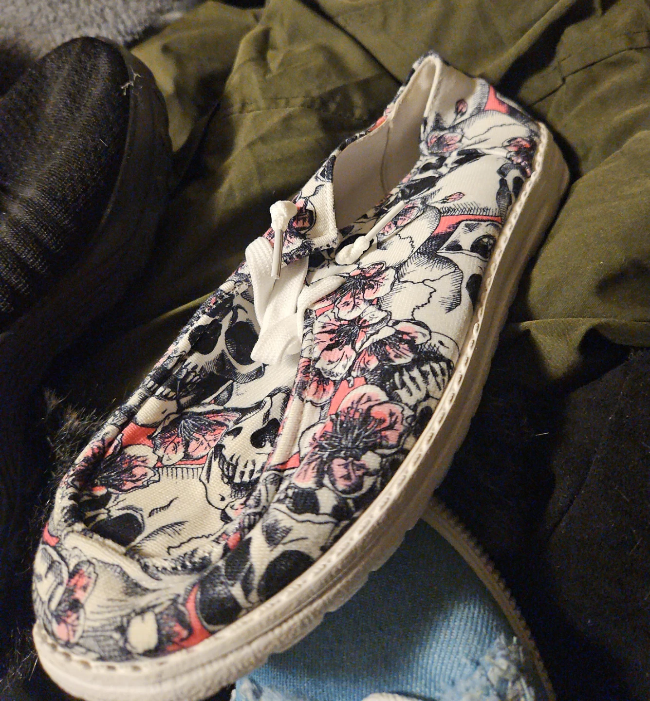 To brand new pairs Skull Print Slip-On Shoes size 6.5