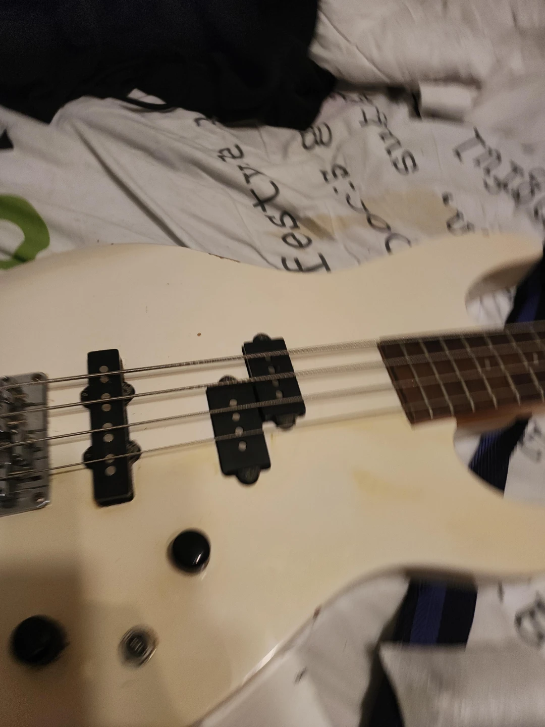 White 4-string electric bass guitar - photo 2
