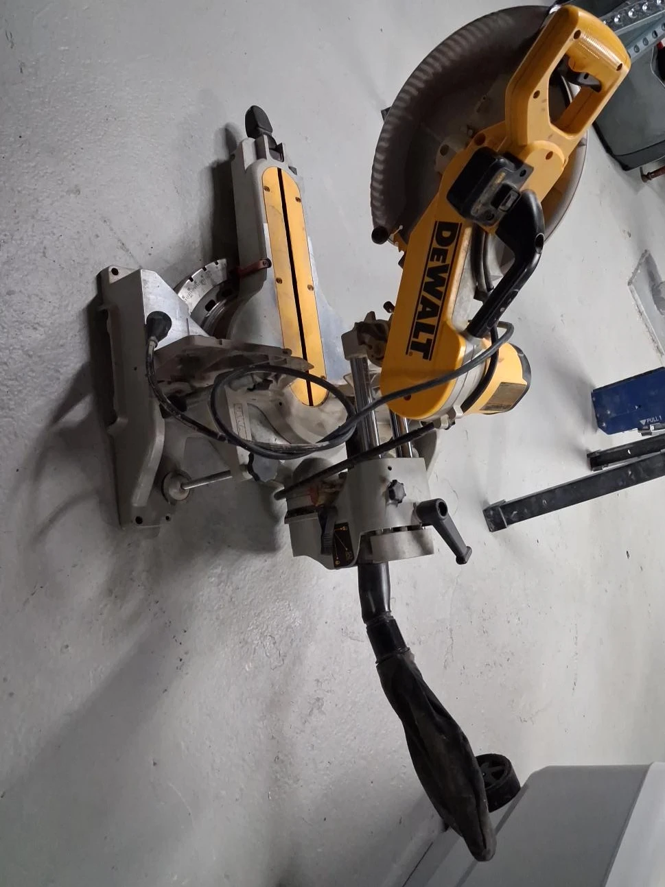 DEWALT Compound Miter Saw