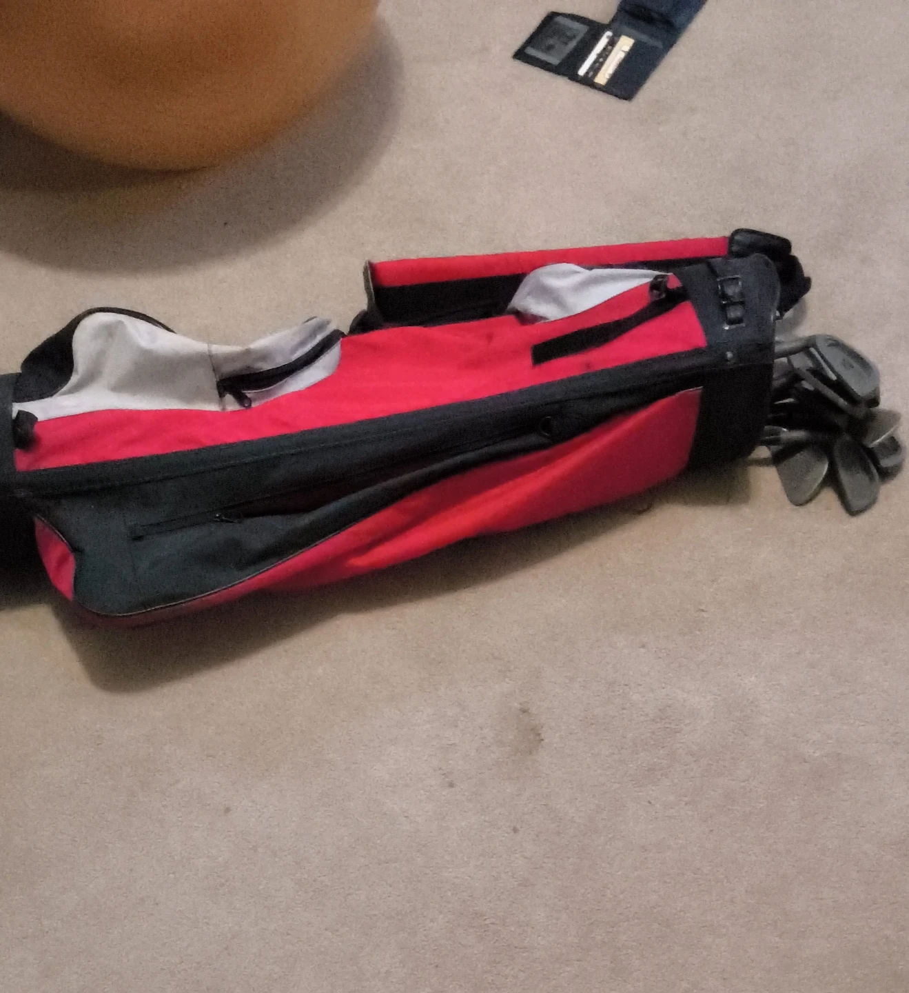 Golf bag with clubs