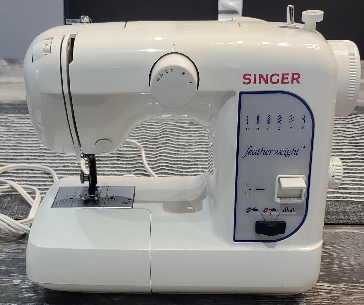 Singer Featherweight 100 Sewing Machine
